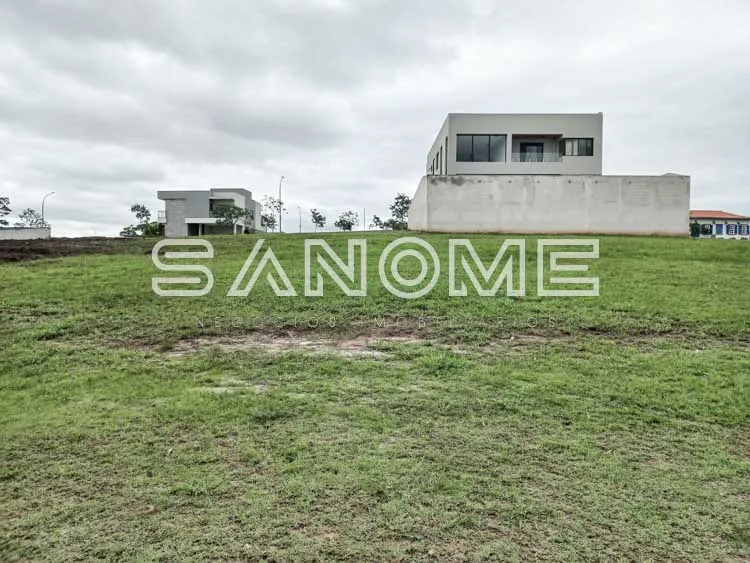 Terreno com casarões modernos ao fundo
