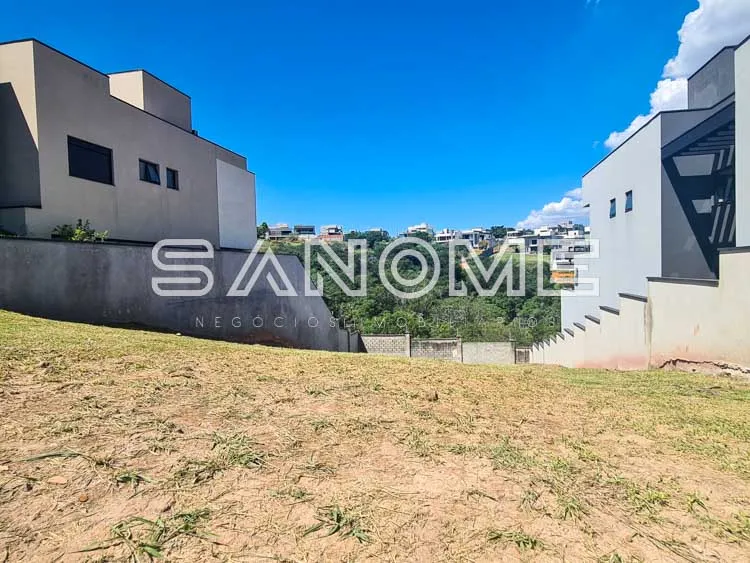 Terreno com construções residenciais ao fundo