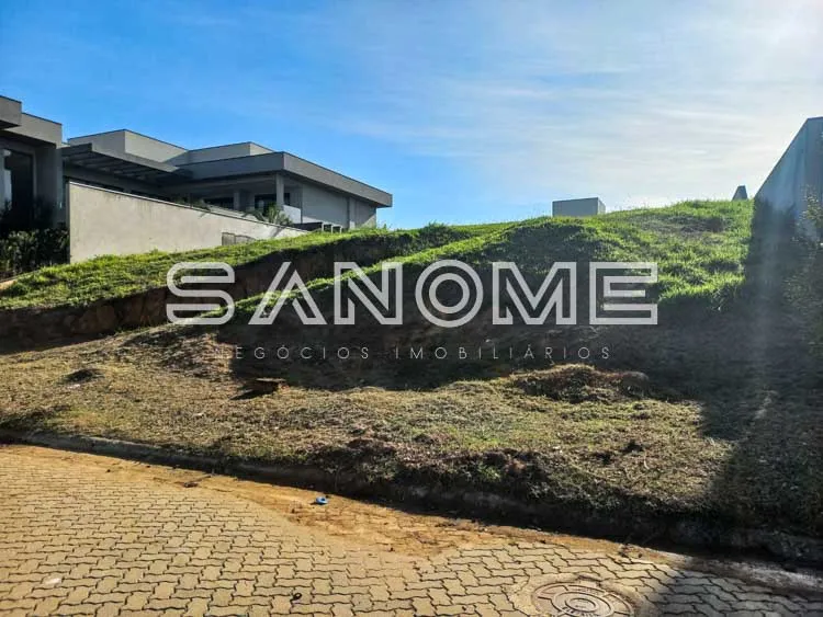 Terreno com construção e cobertura vegetal