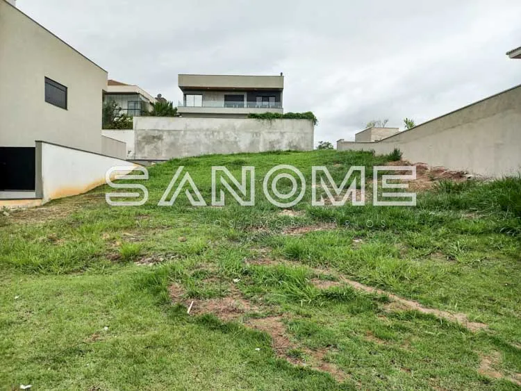 Terreno com casarão ao fundo e grama