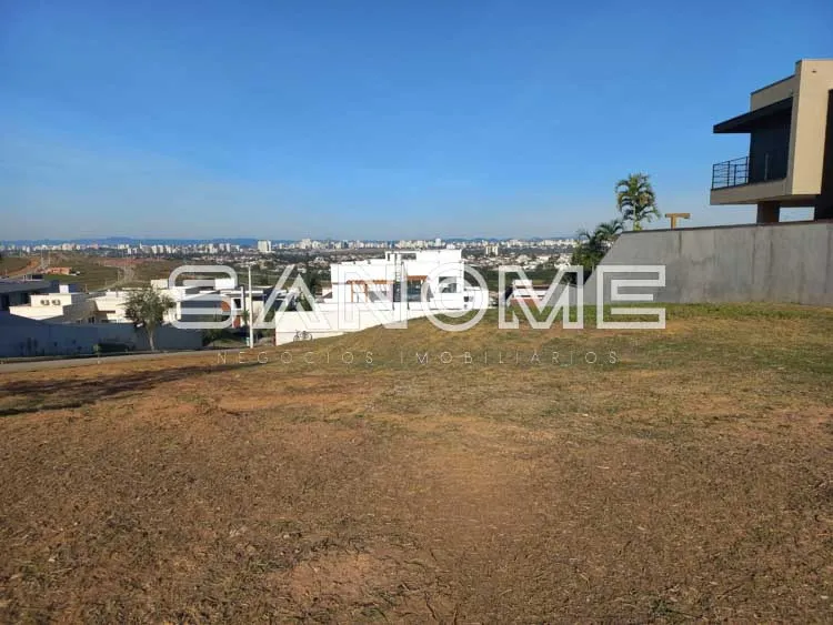 Terreno com vista para a cidade e construção ao fundo