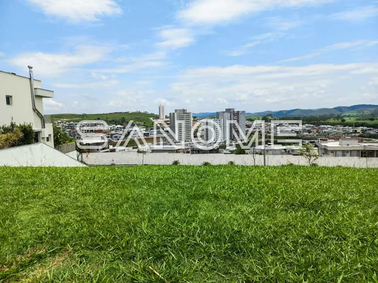 Terreno com vista para cidade e vegetação