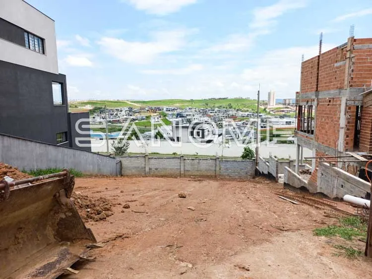Terreno com construção em andamento e vista panorâmica