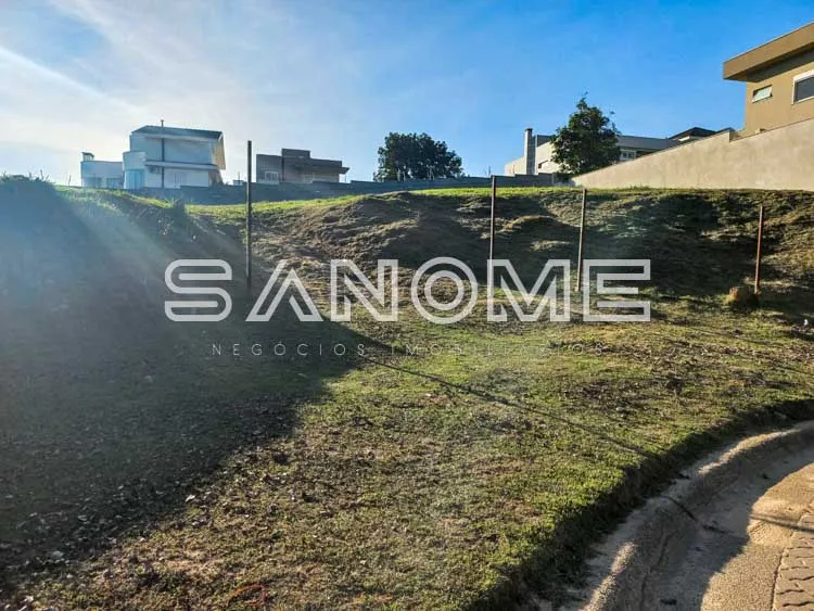 Terreno com grama e cerca de madeira