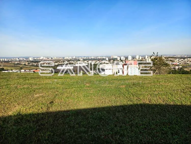 Terreno em declive com vista para a cidade ao fundo