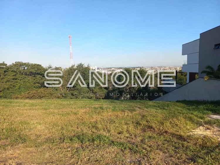 Terreno com casa em construção e vista urbana