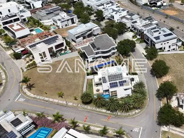 Terreno com casa moderna e painéis solares