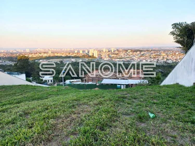 Terreno com vista para a cidade ao fundo