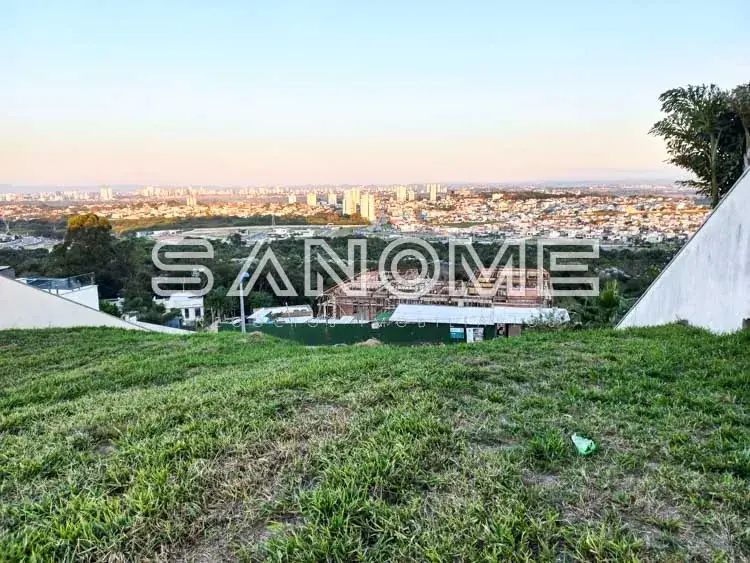 Terreno com vista para a cidade ao fundo