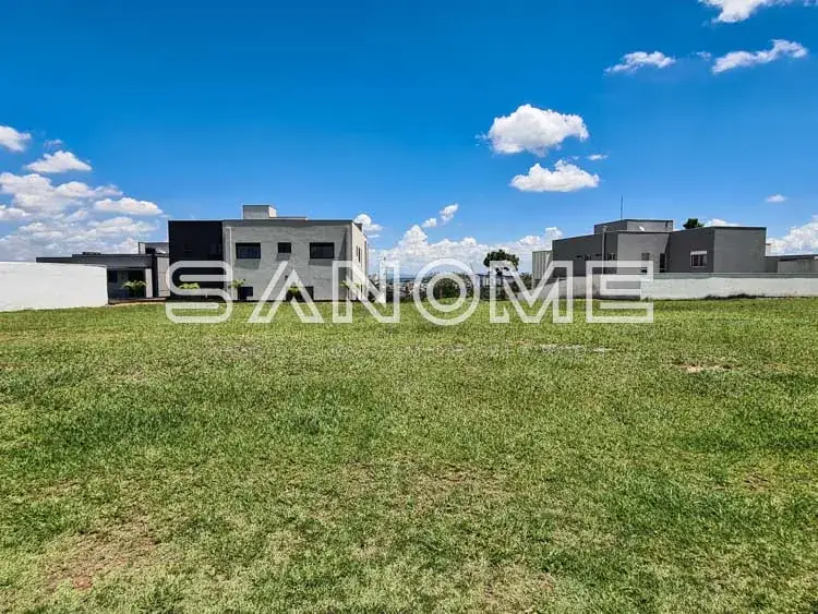 Terreno com casarões modernos ao fundo
