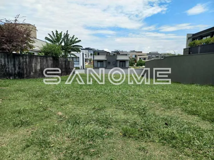 Terreno com grama e cercas laterais