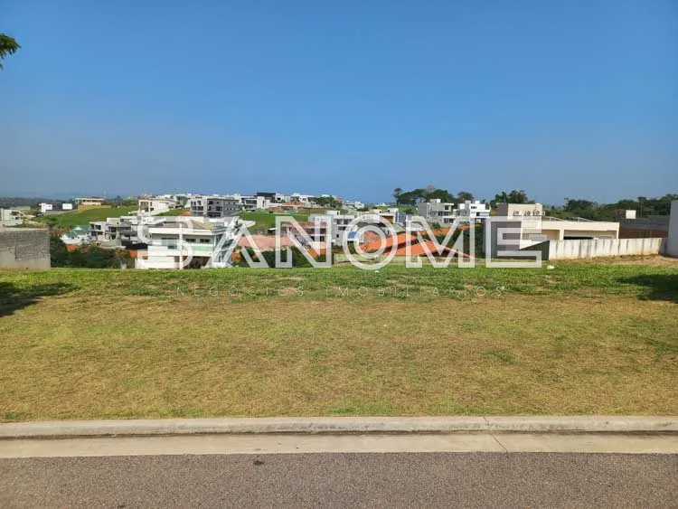 Terreno plano com rua pavimentada
