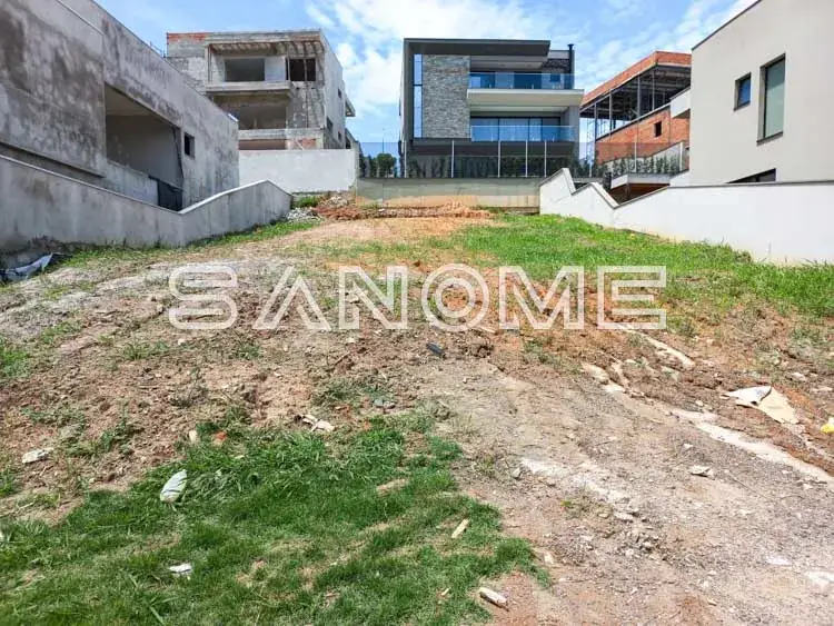 Terreno com construções vizinhas ao fundo