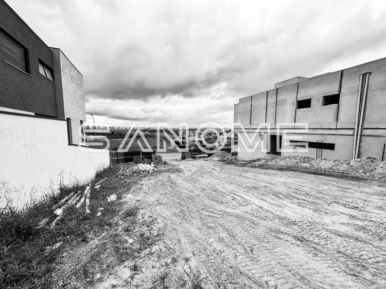 Terreno com construções em concreto inacabadas