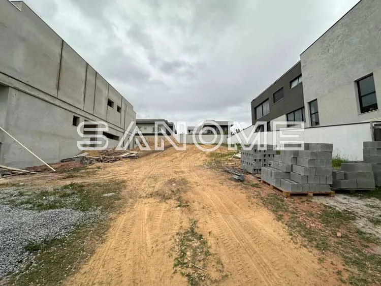Terreno com construções em andamento e blocos de concreto