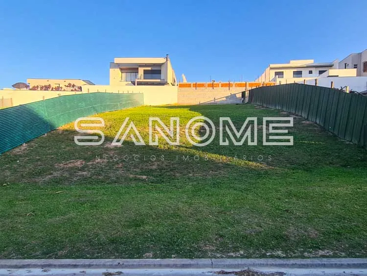 Terreno com grama e muro de vedação