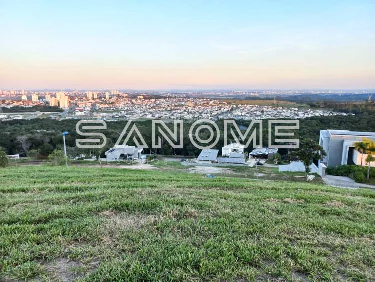 Terreno com vista para a cidade ao fundo