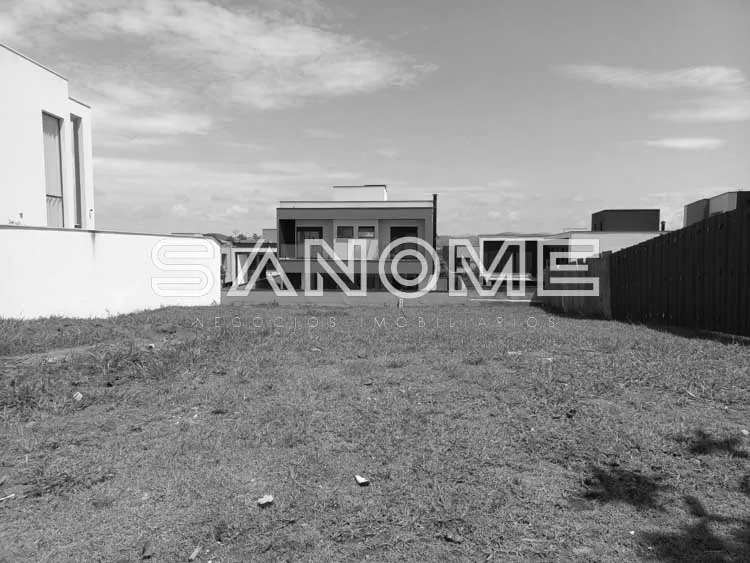 Terreno vazio com construções ao fundo