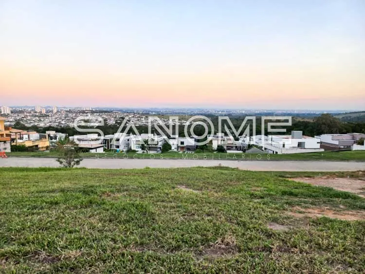 Terreno com vista para área urbana ao fundo