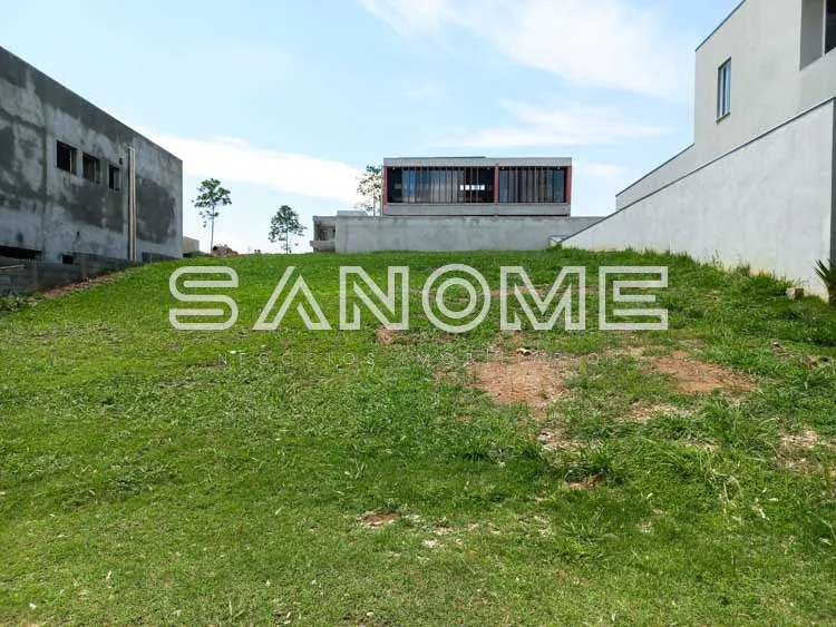 Terreno com construção e placa de sinalização