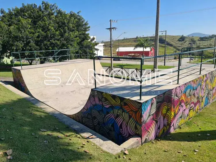 Pista de skate com muro grafitado