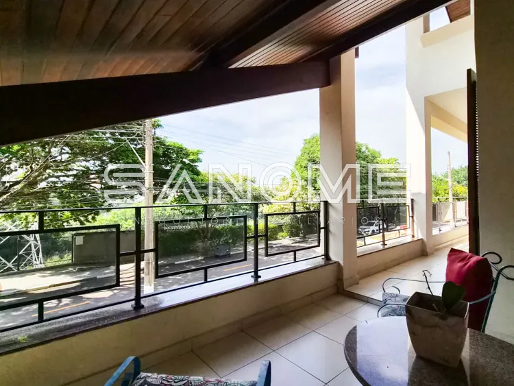 Varanda coberta com vista para rua e áreas verdes