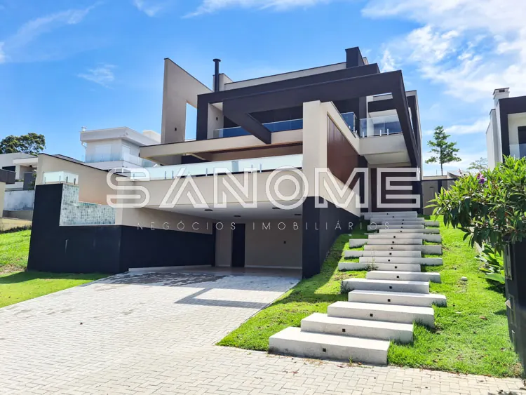 Fachada de casa moderna com escada de acesso