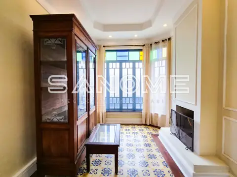 Sala com móvel de madeira e portas para varanda