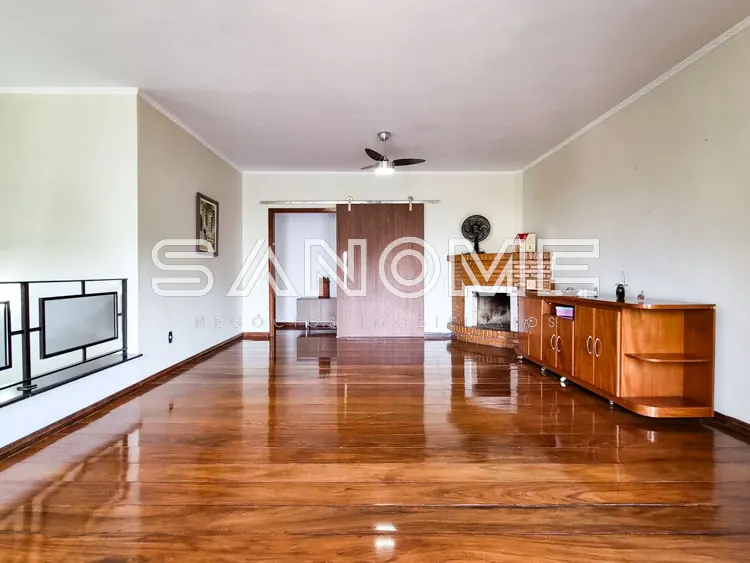 Sala ampla com piso de madeira e móveis de madeira