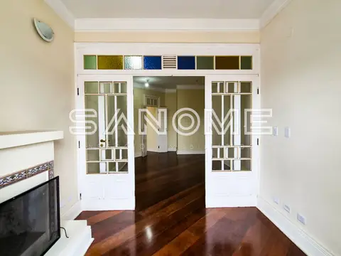 Sala com portas de vidro e piso de madeira