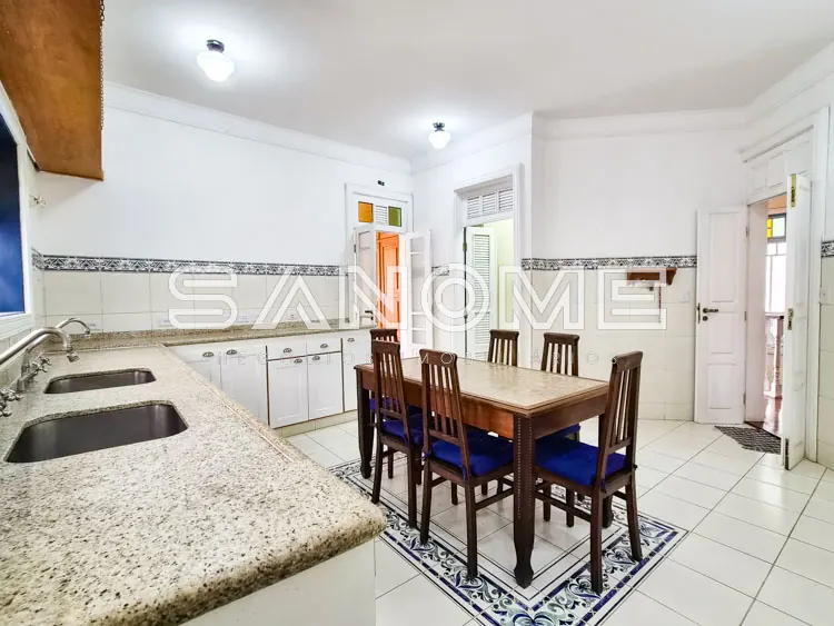 Cozinha com bancada de granito e mesa de jantar