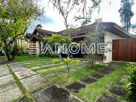 Casa térrea com fachada moderna e entrada ajardinada