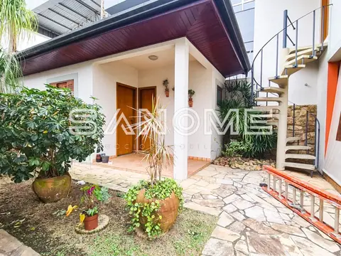 Entrada de casa com varanda e plantas decorativas