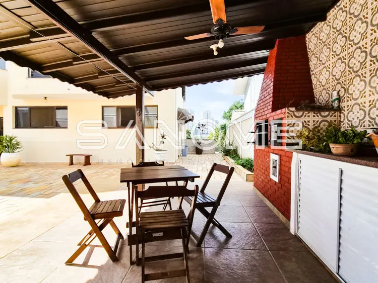 Área externa com mesa, cadeiras e cozinha