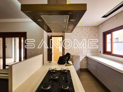 Cozinha planejada com cooktop e coifa integrada