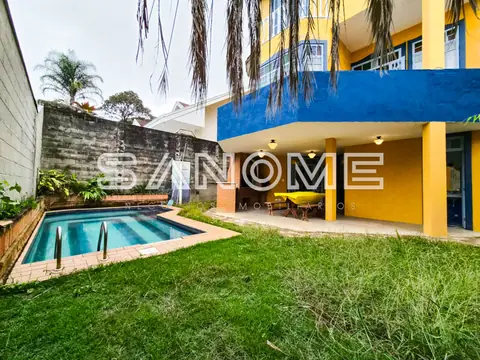 Área externa com piscina e gramado