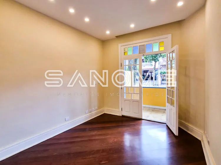 Sala vazia com piso de madeira e portas de vidro