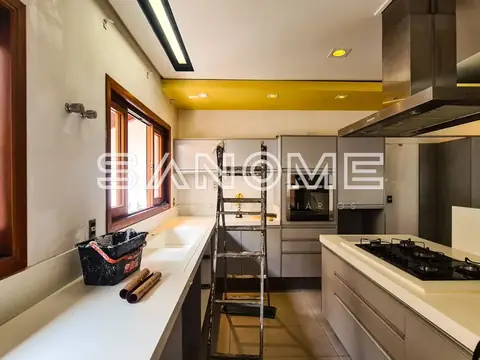 Cozinha planejada com bancada e fogão