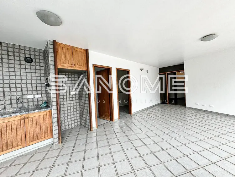Cozinha com piso cerâmico e banheiro integrado