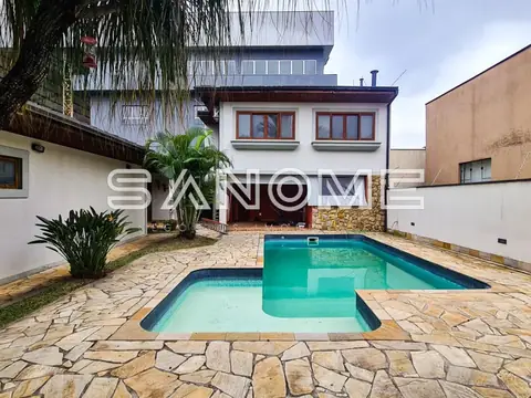 Área externa com piscina e pátio em pedra
