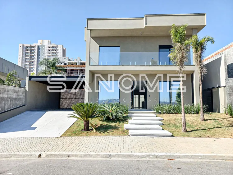 Fachada de casa moderna com garagem coberta