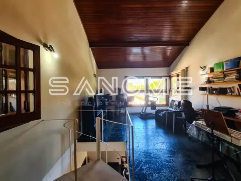 Sala comercial com escada e mesa de trabalho