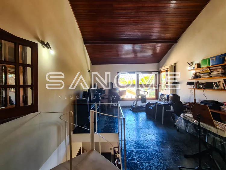 Sala comercial com escada e mesa de trabalho
