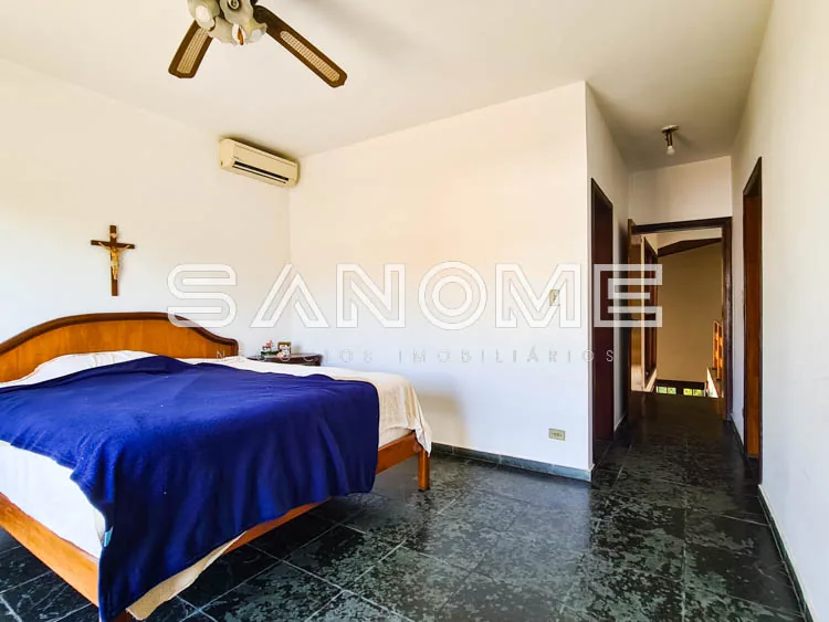 Quarto com cama de casal e piso escuro