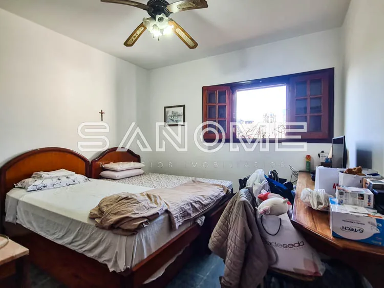 Quarto com cama de casal e janela ampla