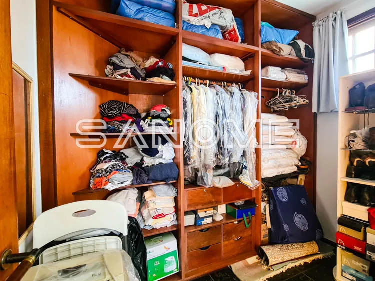 Guarda-roupa com prateleiras e roupas organizadas