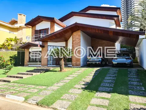 Casa moderna com fachada em tijolos e garagem