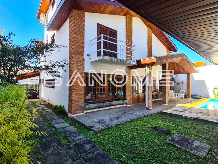 Casa moderna com fachada de tijolos e área externa