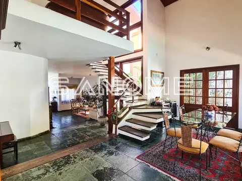 Sala com escada de madeira e piso de pedra