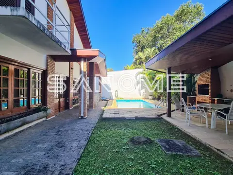 Área externa com piscina e espaço de convivência